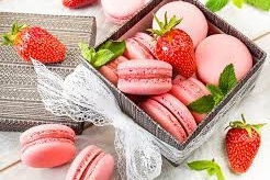 Макаронс клубника-бейлиз