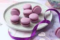 Макаронс смородина-белый шоколад