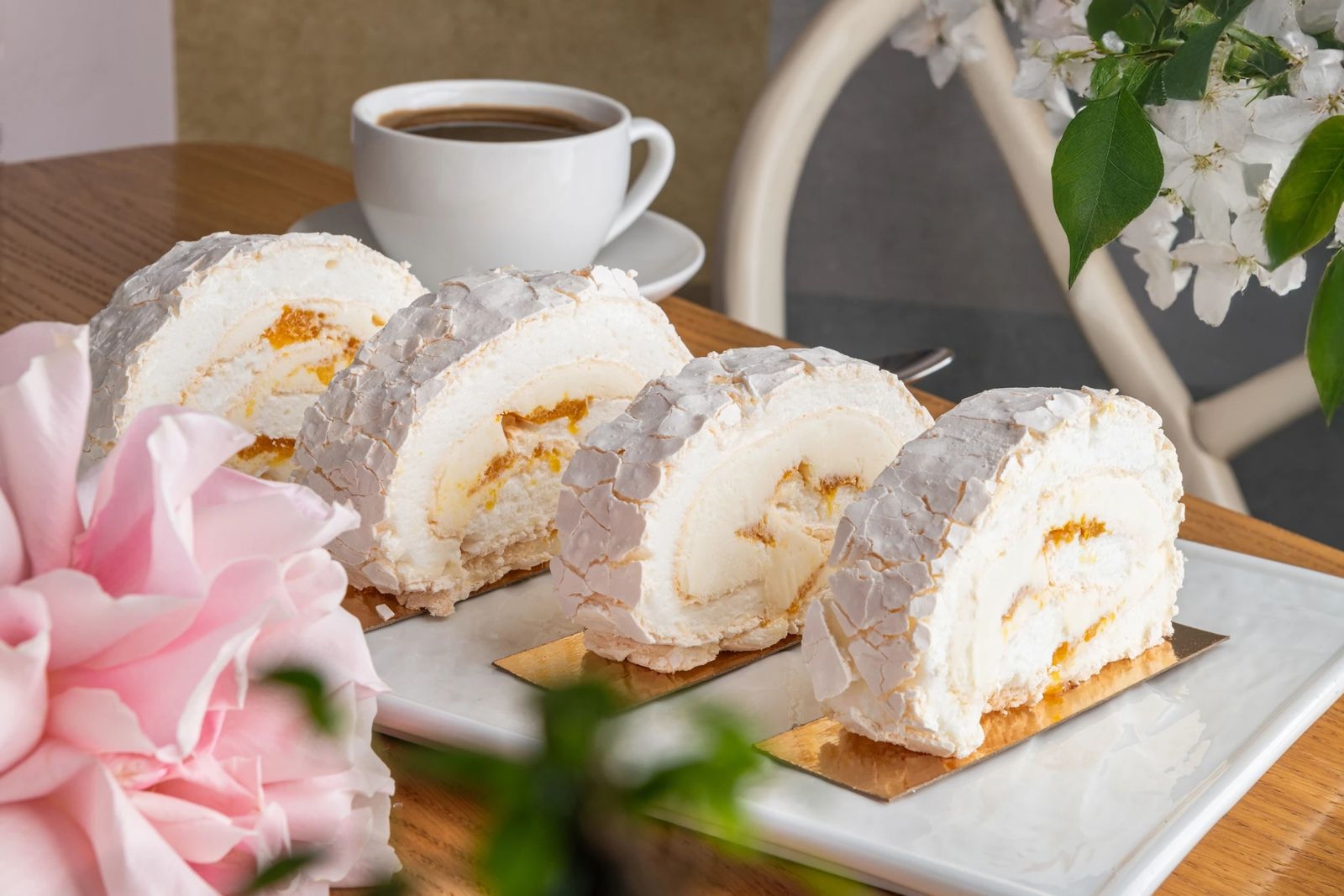 Меренговый рулет Манго Маракуйя