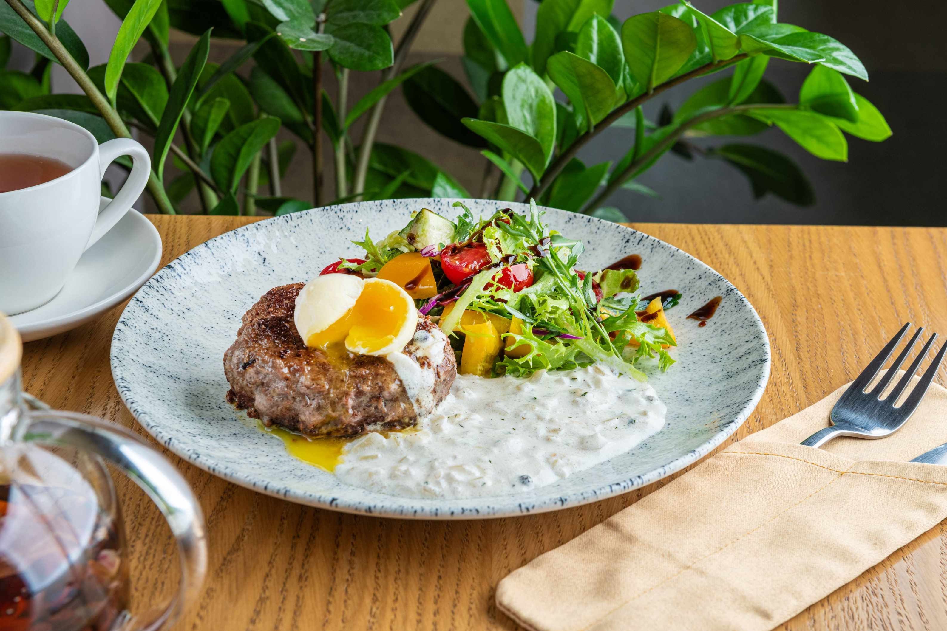 Бифштекс из говядины с перечным соусом и миксом салата 