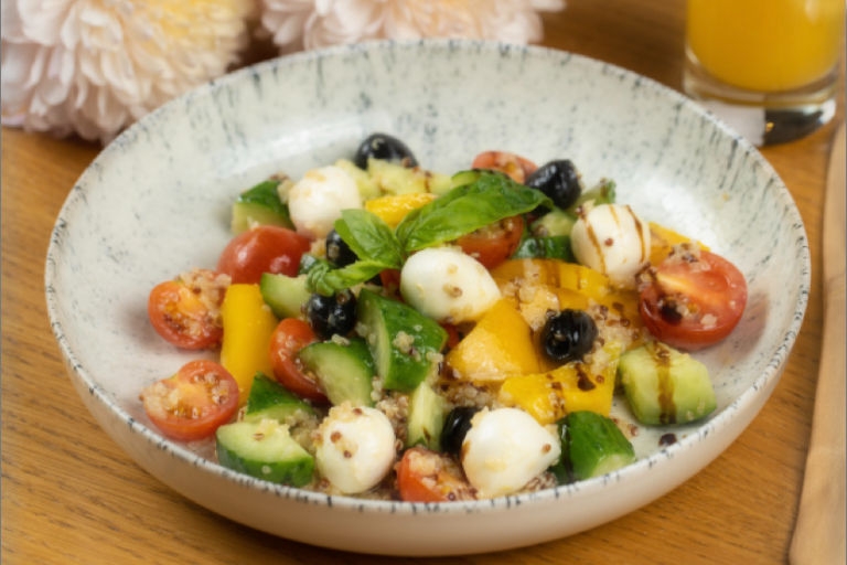 Салат с моцареллой, свежими овощами и киноа 