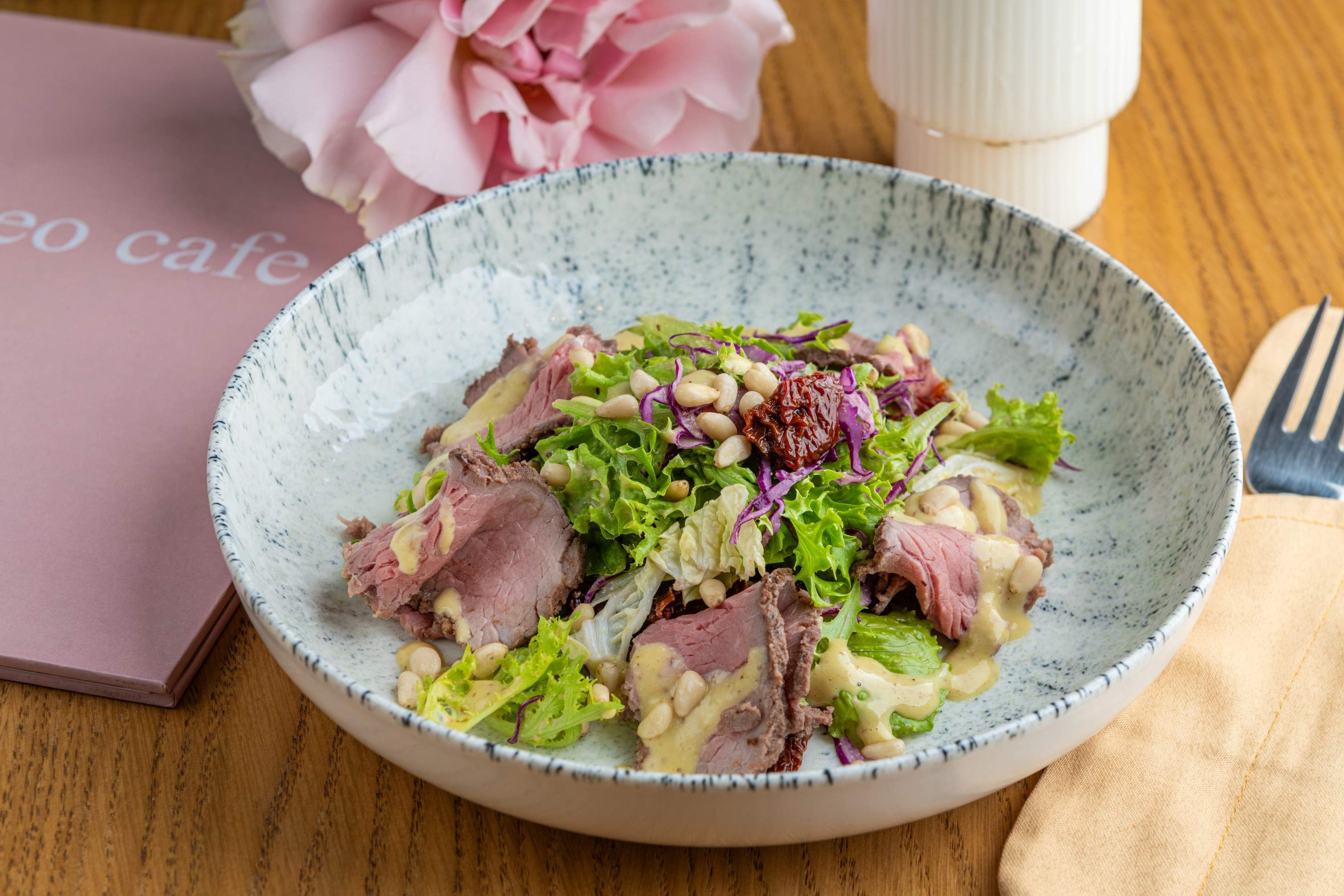 Салат с ростбифом и вялеными помидорами 