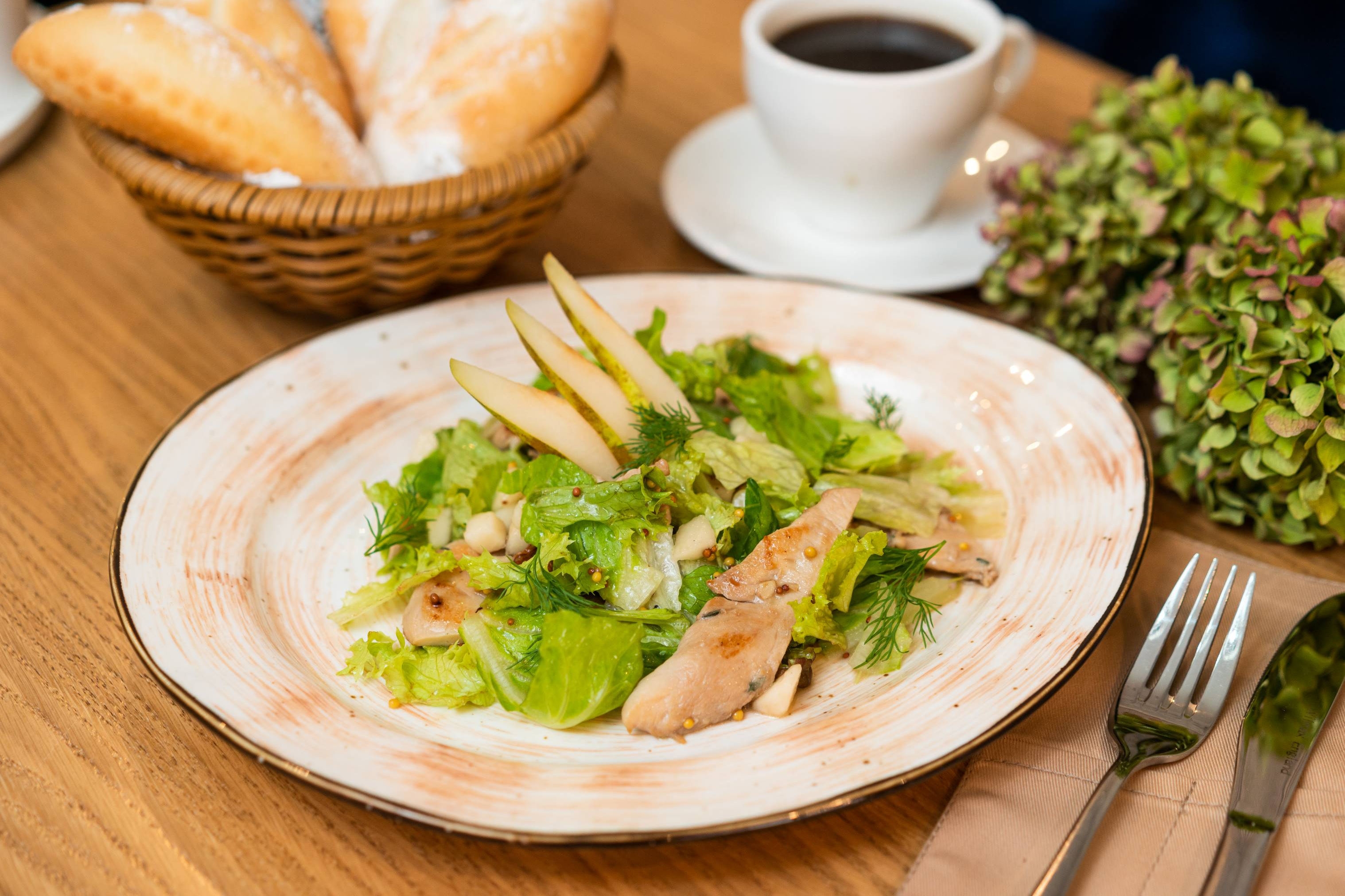 Салат Фрежюс с куриным филе, грушей, грецким орехом и сыром Роял чиз