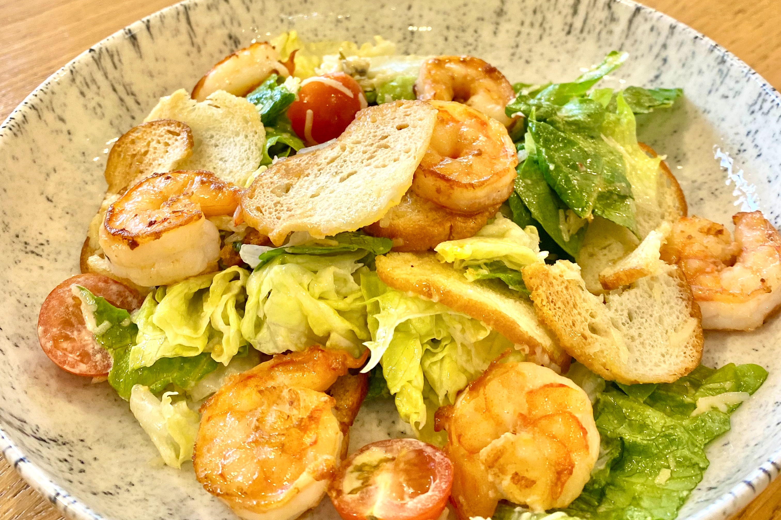 Салат Цезарь с креветками 