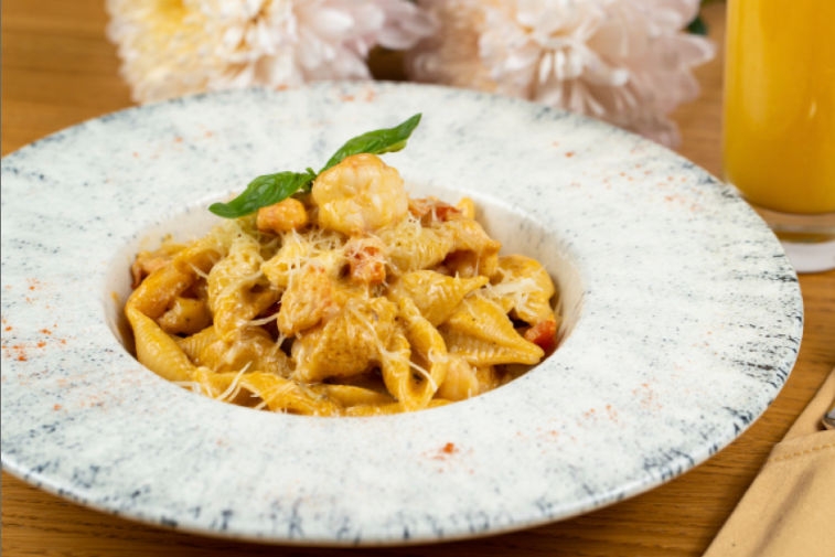 Конкильетте с креветками и соусом биск 