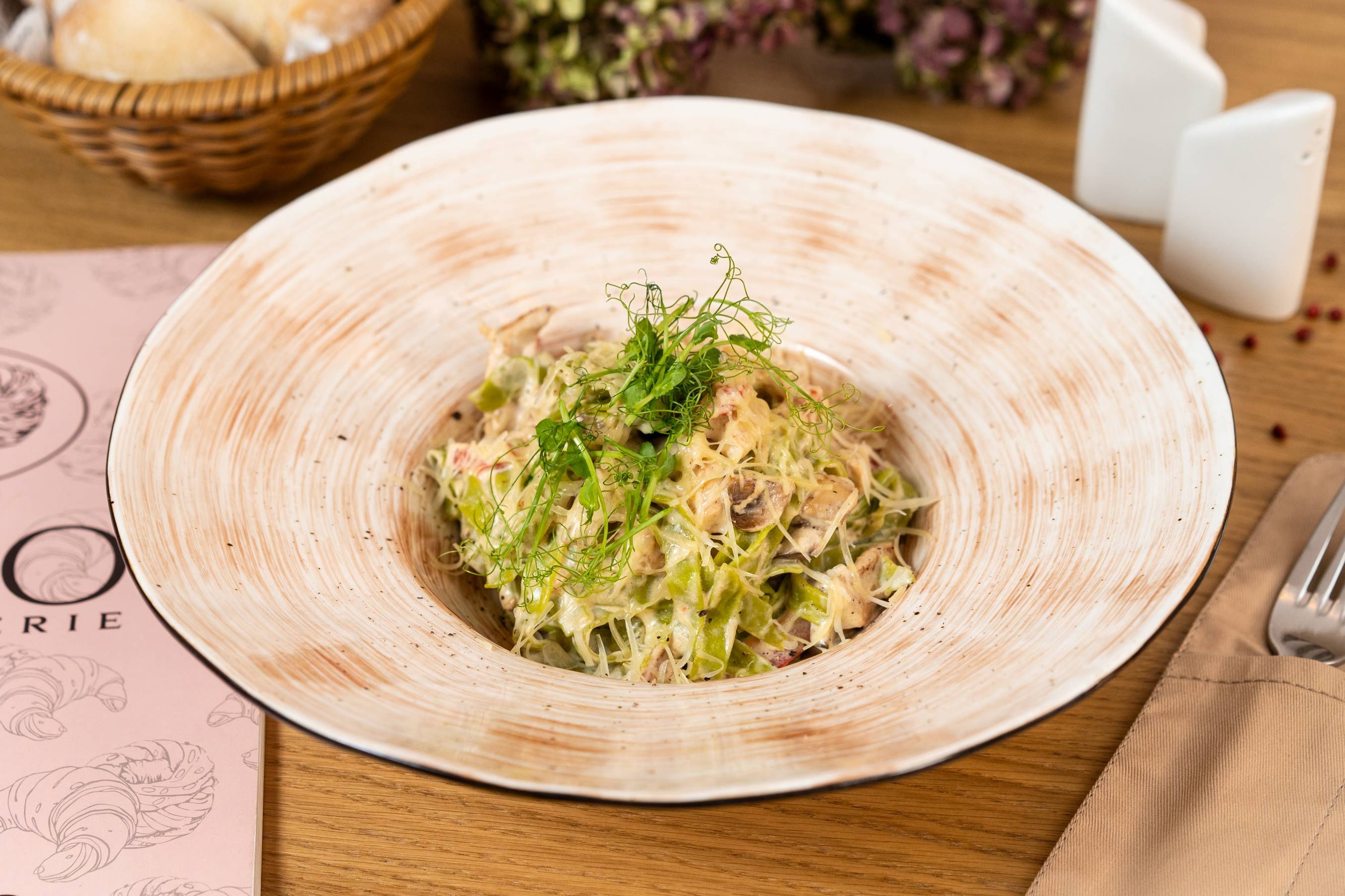 Карбонара с ветчиной, беконом, сливочным соусом и пармезаном 