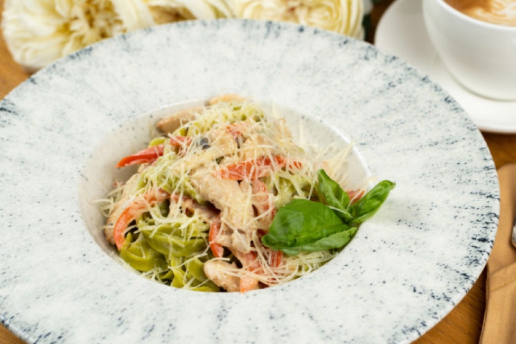 Тальятелле из шпината с куриным филе, шампиньонами и сливочным соусом 