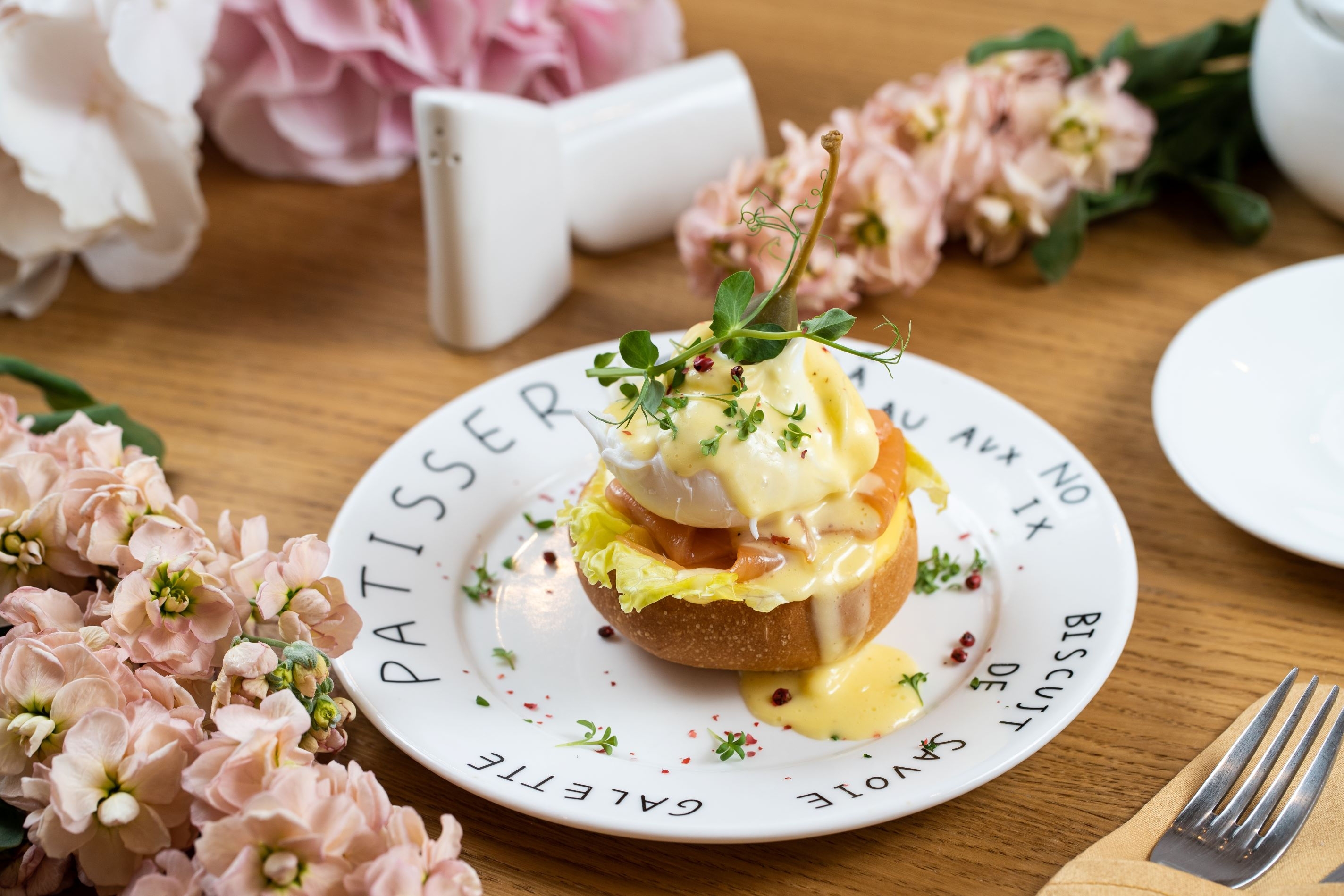 Яйцо Бенедикт на сливочной бриоши с лососем слабой соли