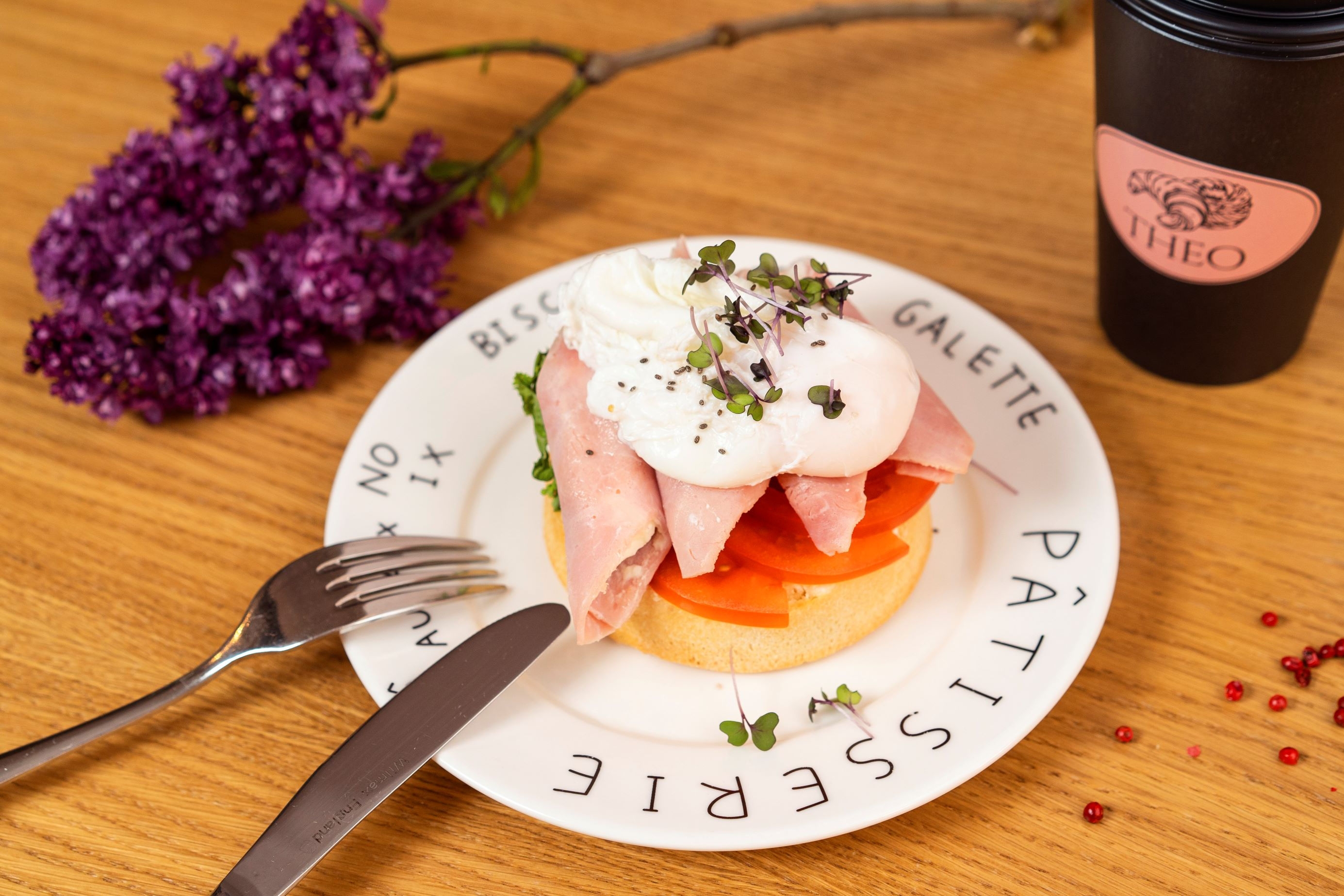 Яйцо Бенедикт на сливочной бриоши с ветчиной и голландским сыром 