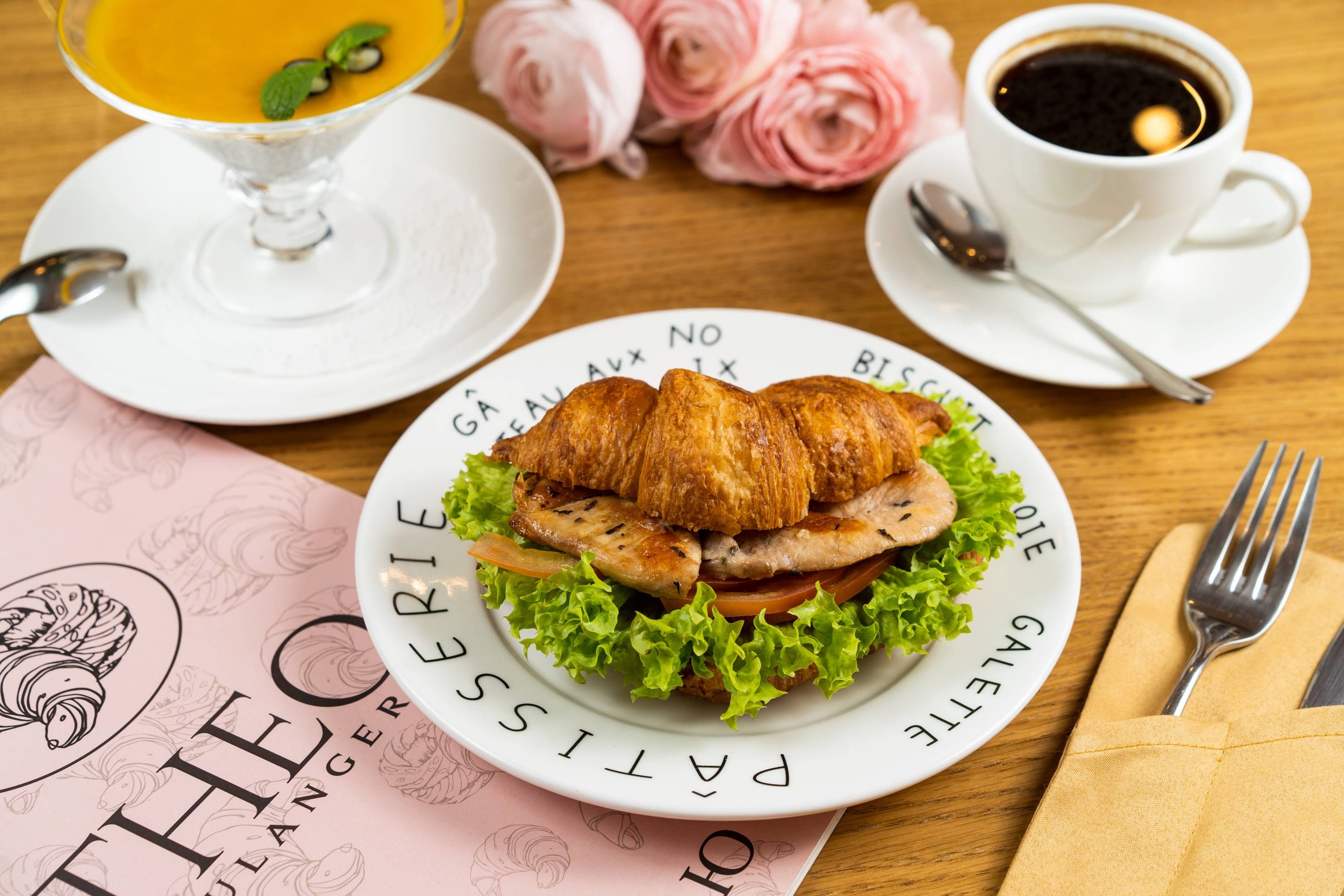 Хрустящий круассан с обжаренным куриным филе и сочным помидором