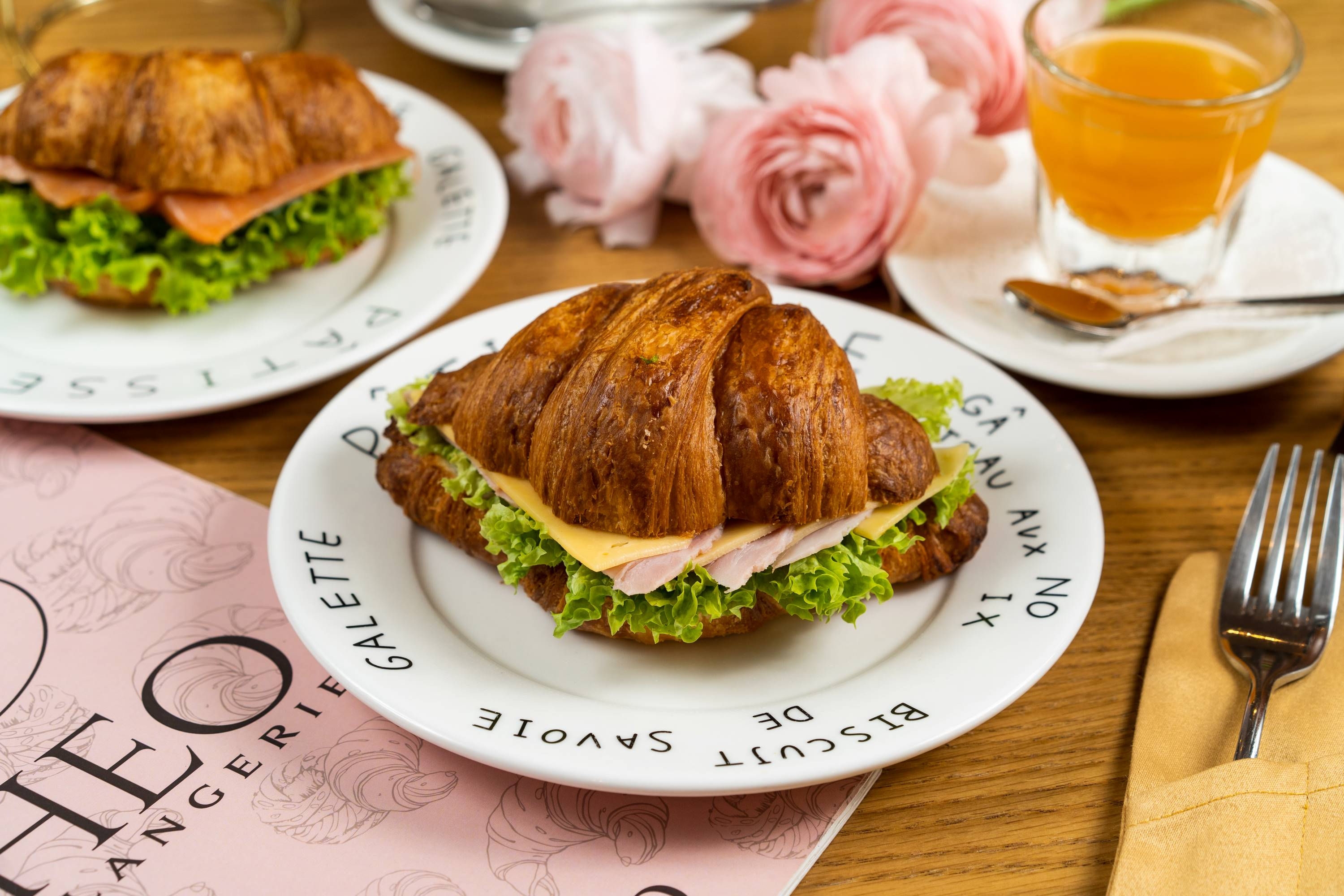 Хрустящий круассан с ветчиной и голландским сыром 