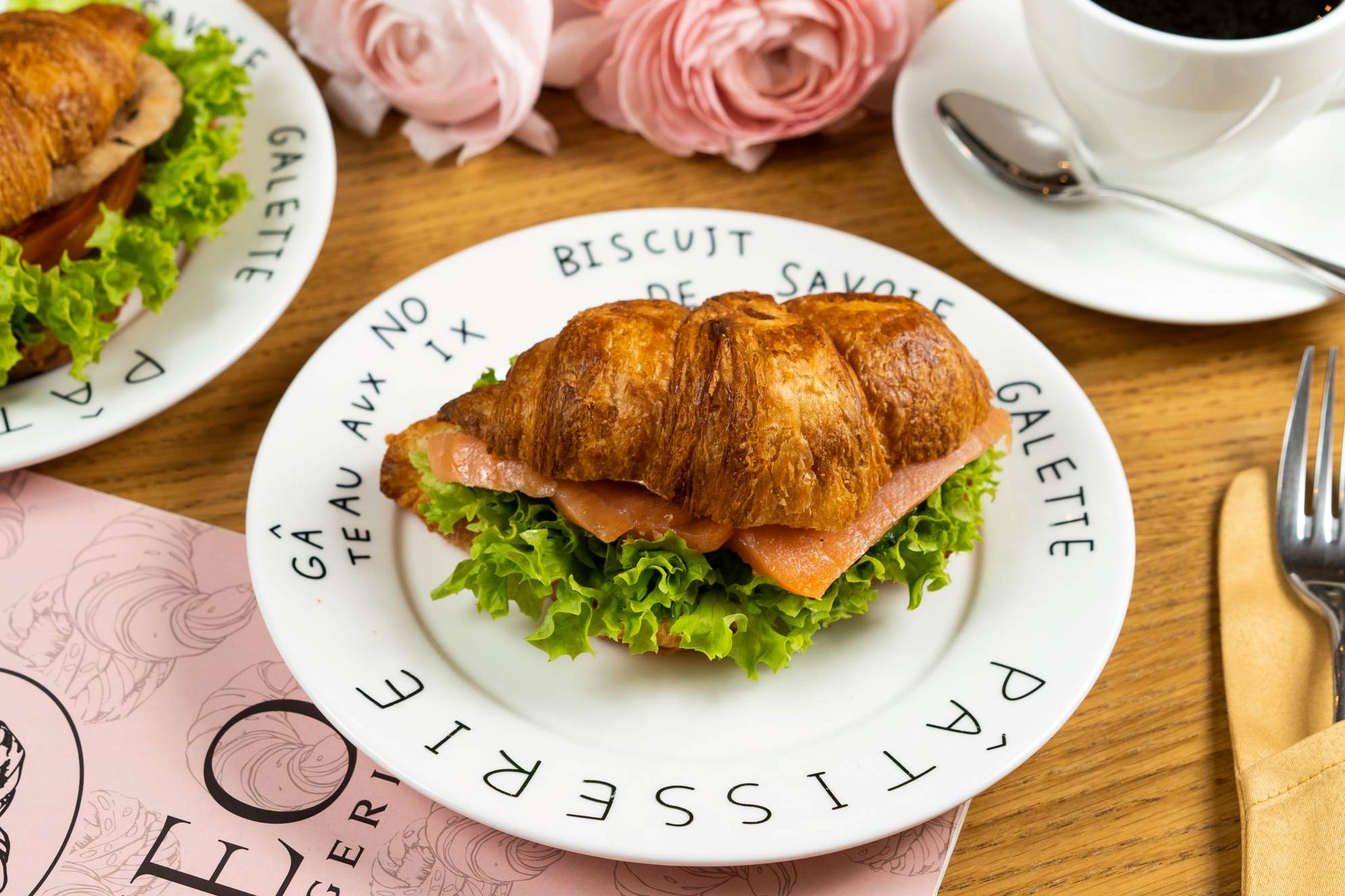 Хрустящий круассан с лососем слабой соли и муссом креметто