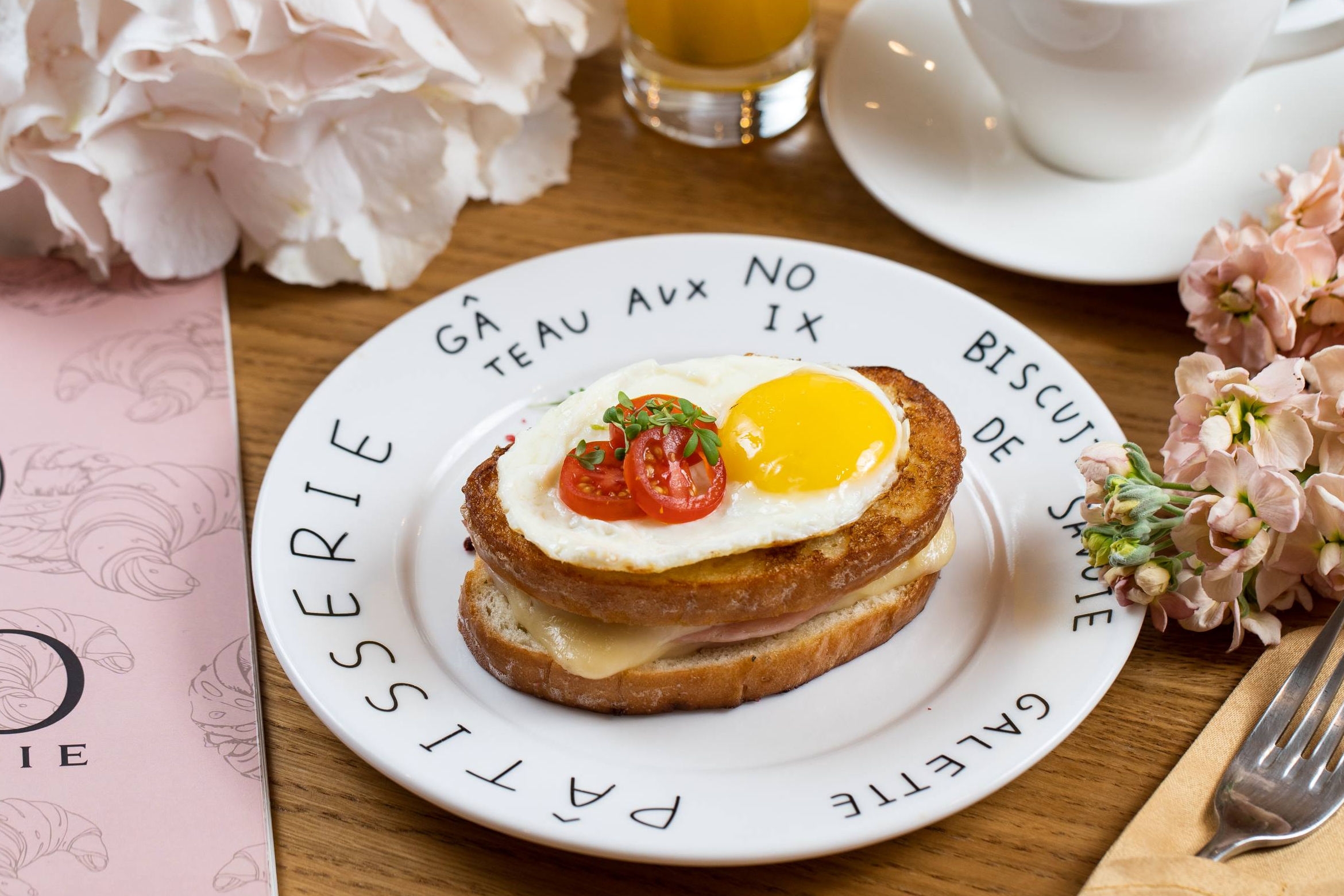 Крок-мадам с ветчиной, голландским сыром и поджаренным яйцом