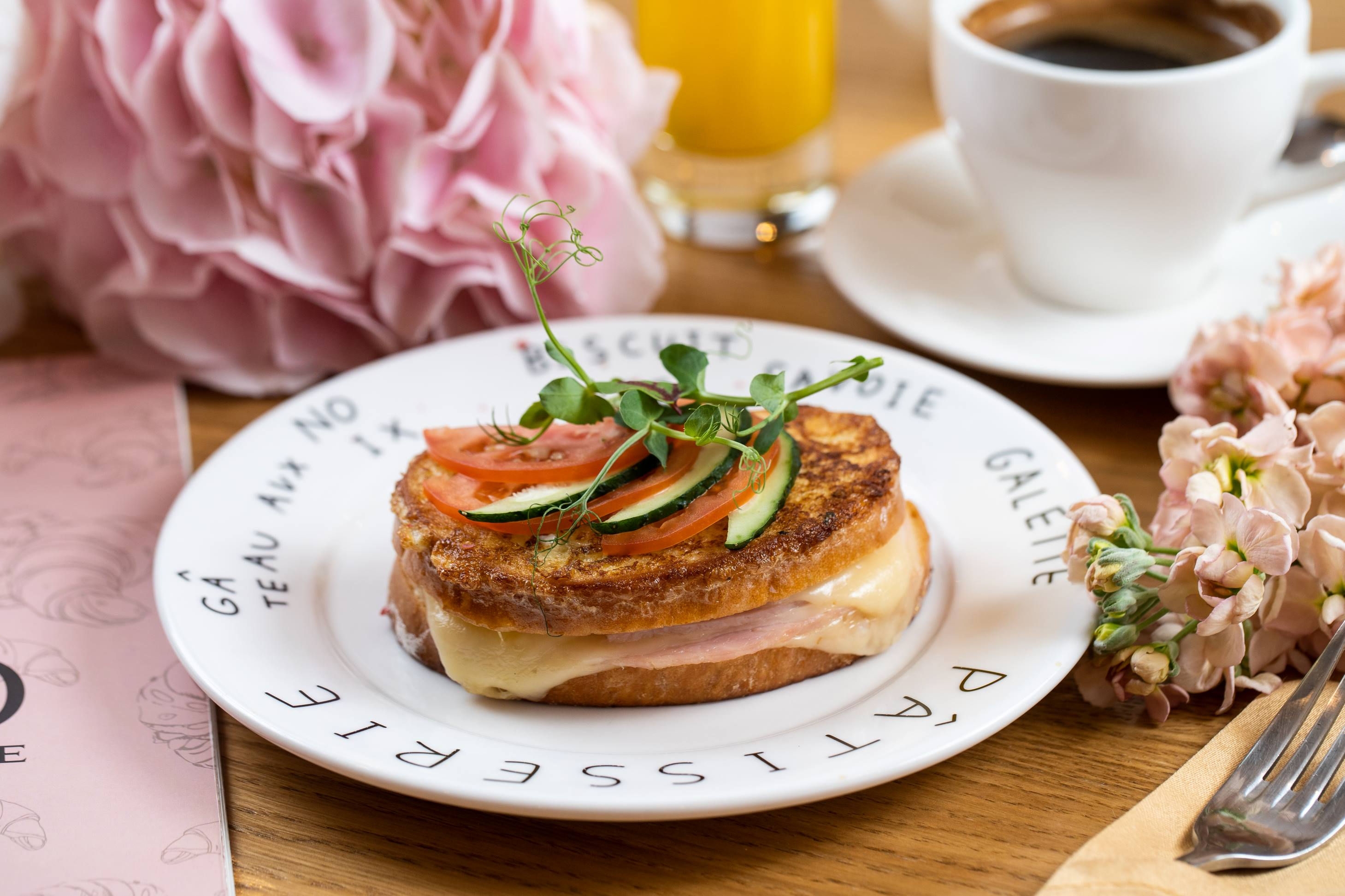 Крок-месье с ветчиной и голландским сыром