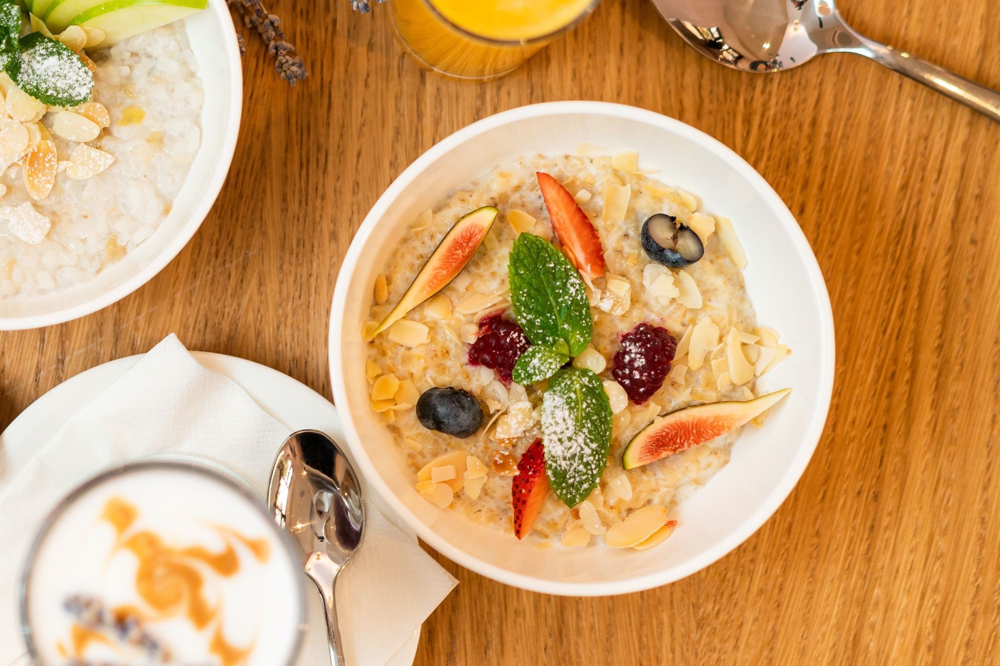 Овсяная каша со свежими ягодами 