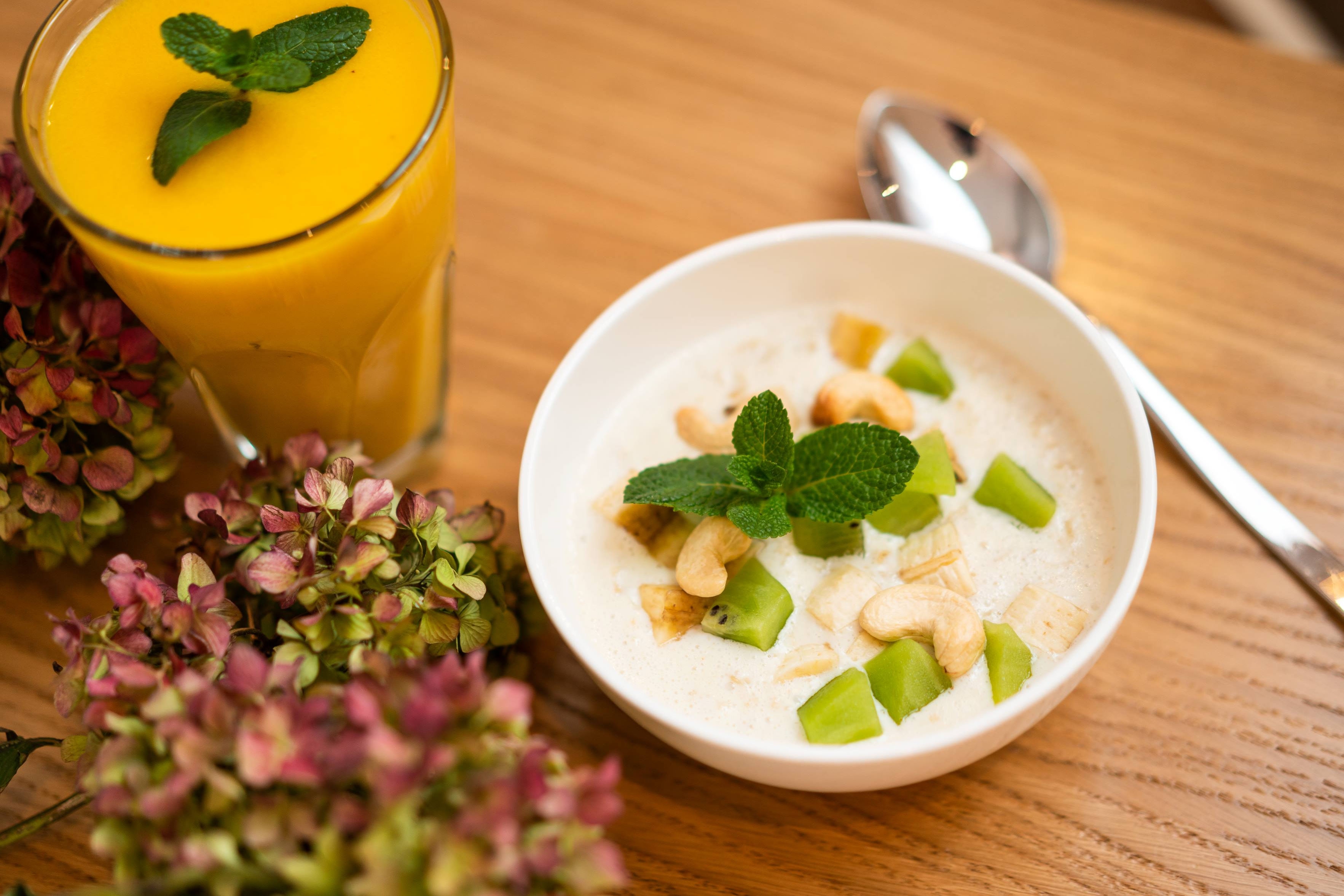 Овсяная каша без глютена с кокосовым молоком и свежими ягодами 