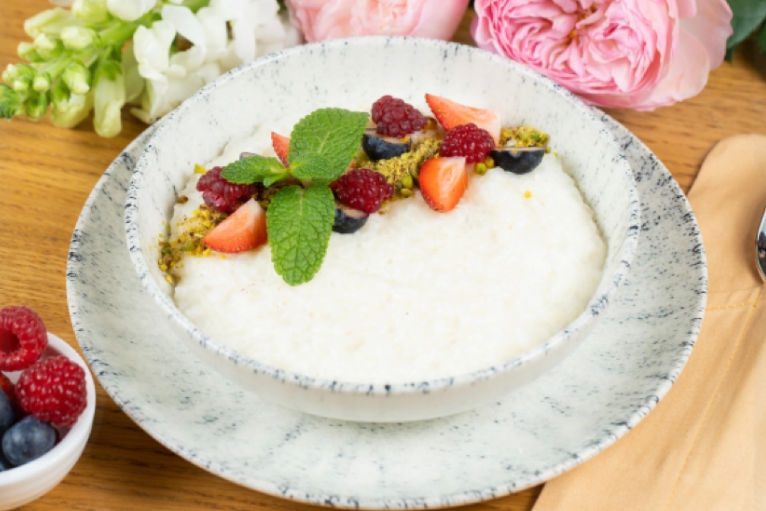 Рисовая каша с фисташками и свежими ягодами 