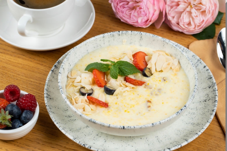 Кукурузная каша с хрустящими лепестками миндаля и свежими ягодами 