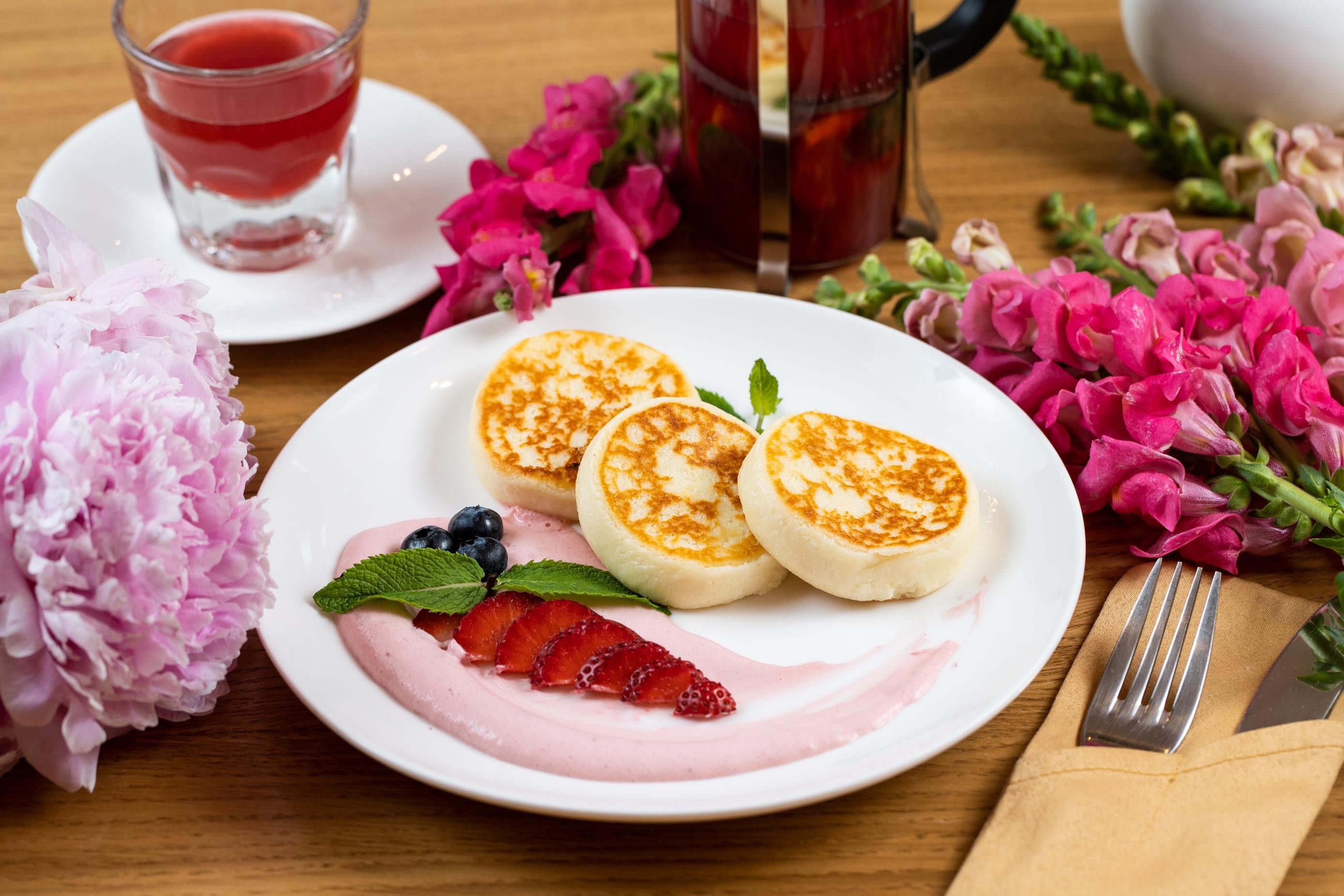 Сырники с ягодами и соусом Ле-Моро