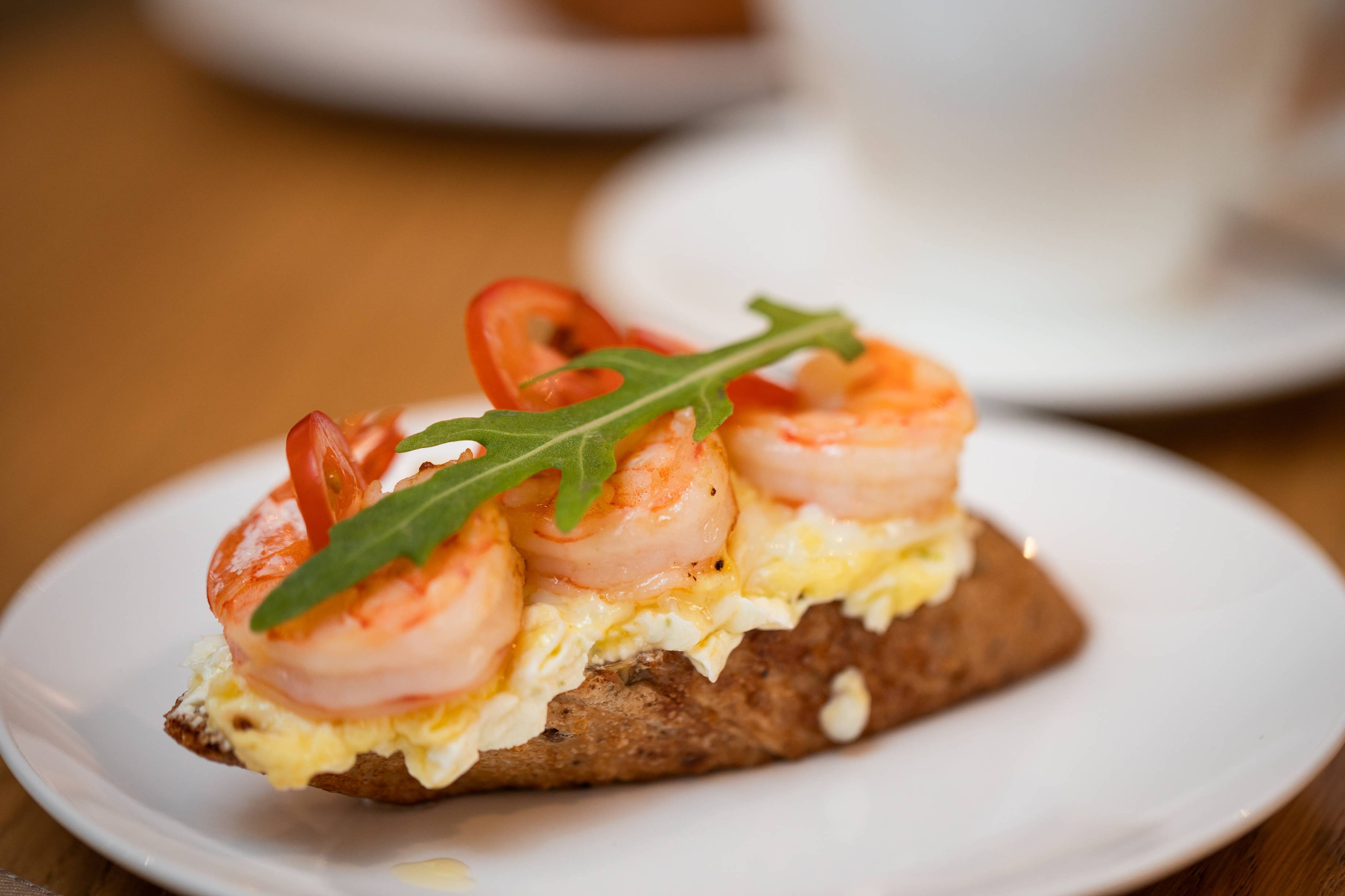 Брускетта с креветками и скрэмблом