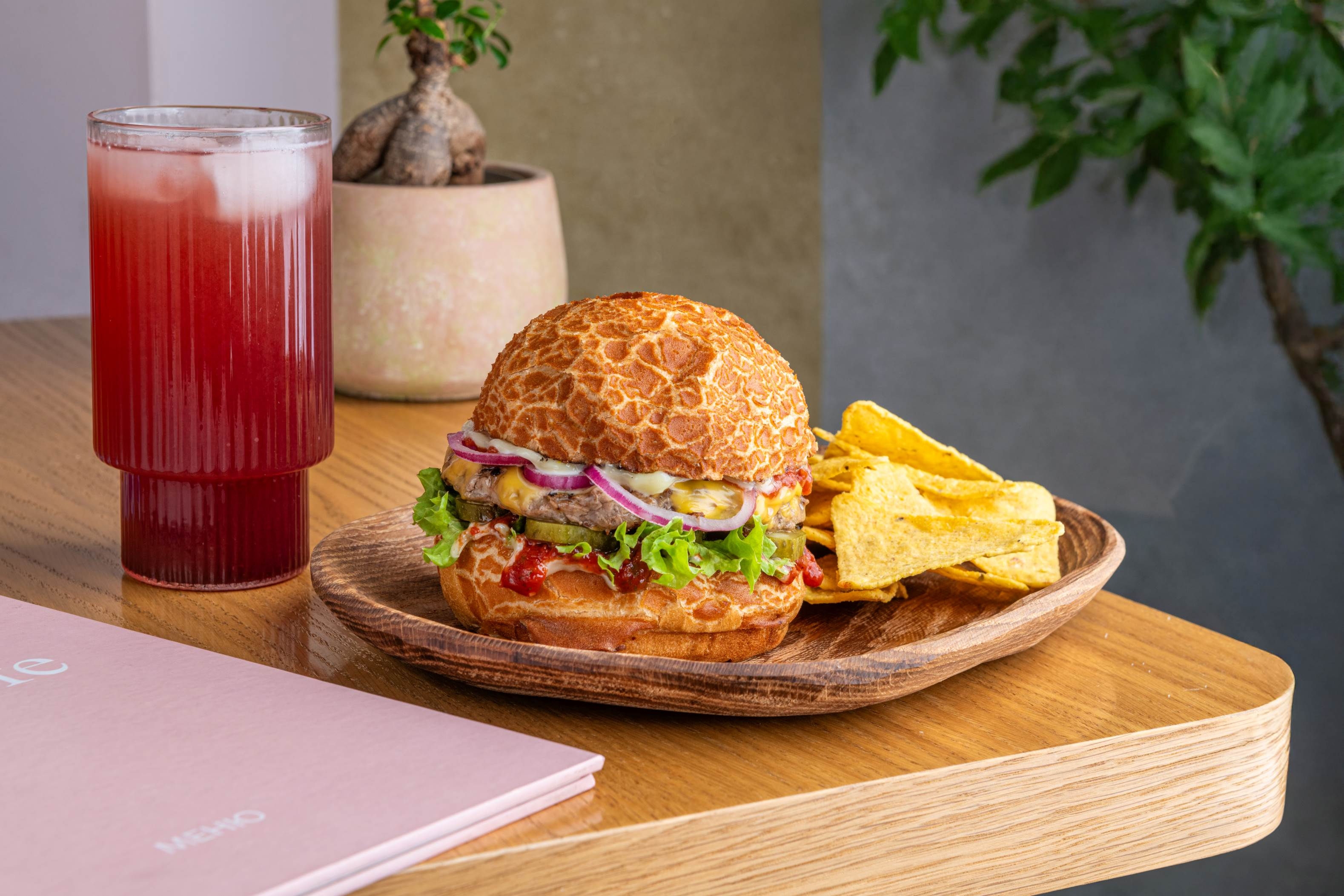 Бургер Лоран с котлетой из отборной говядины  