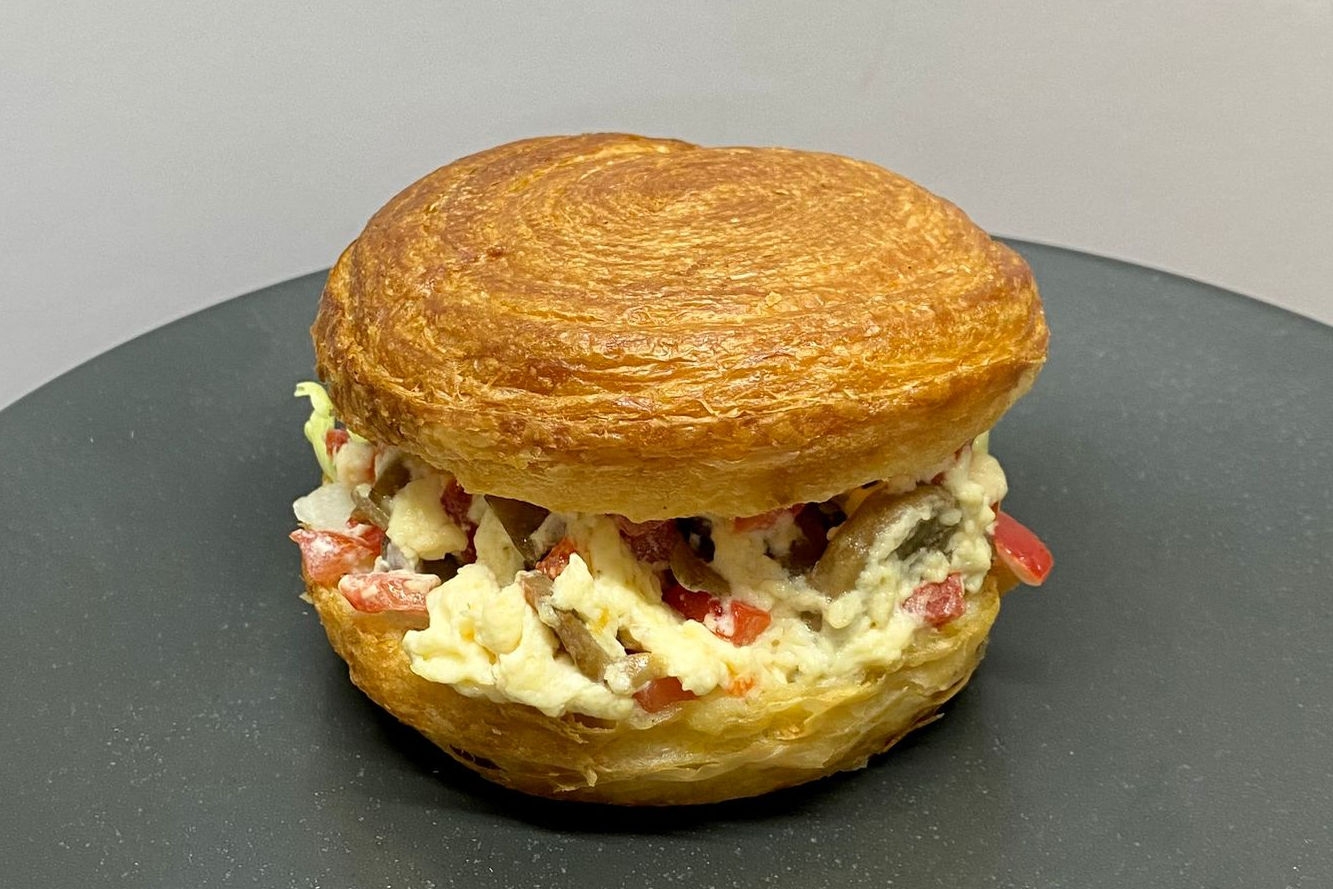 Хрустящий круассан со скремблом и беконом