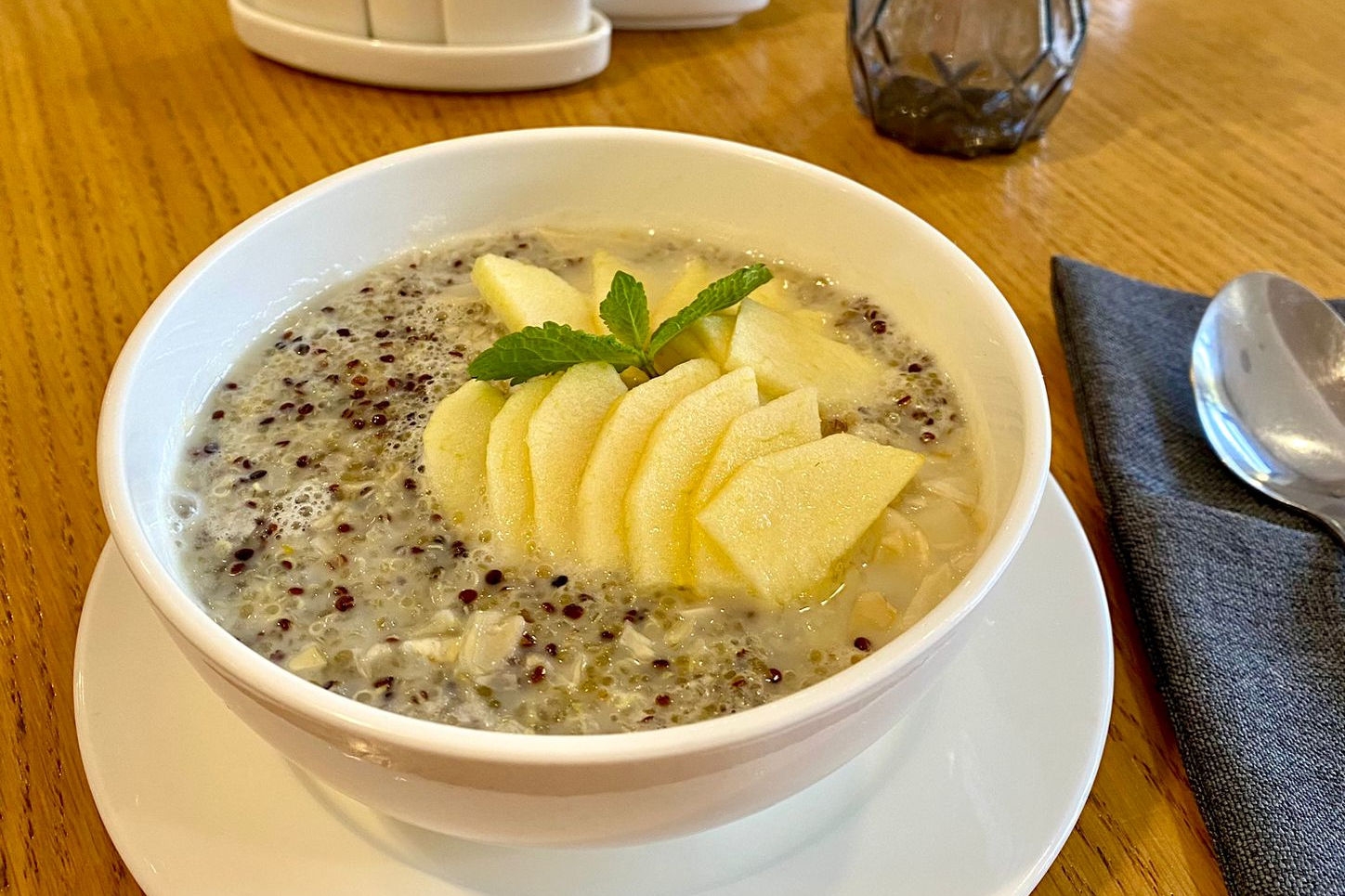 Каша из кеноа с курагой и медом на растительном молоке