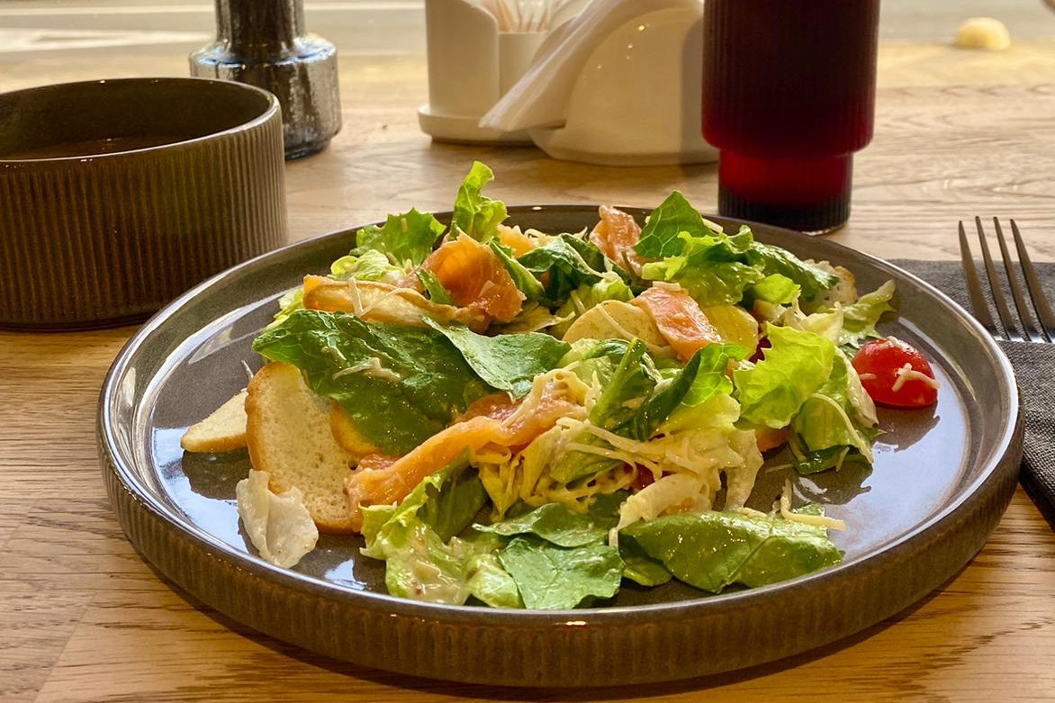 Салат Цезарь с лососем