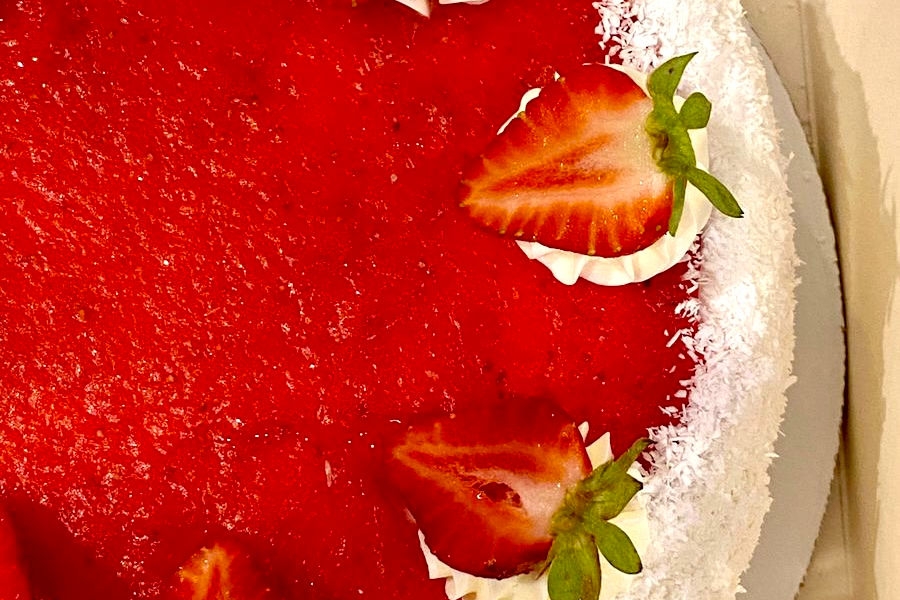 Торт Клубничная девочка