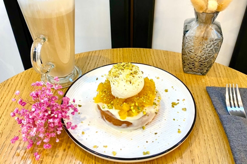 Френч-тост с мармеладом манго-маракуйя и шариком ванильного мороженного