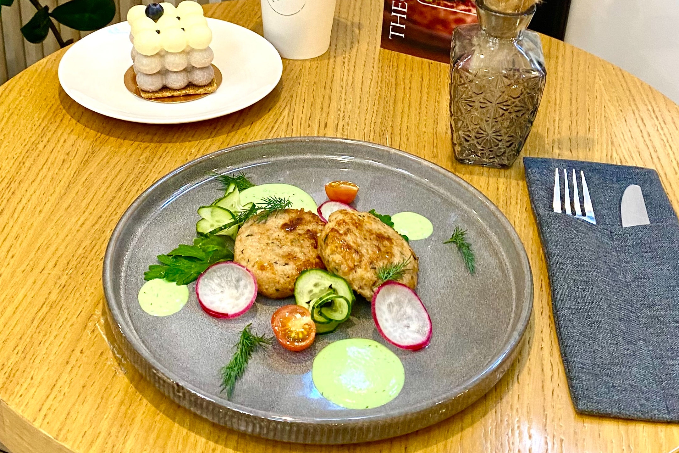 Рыбные Кнели с белым соусом из запеченного чеснока и миксом из зелени 