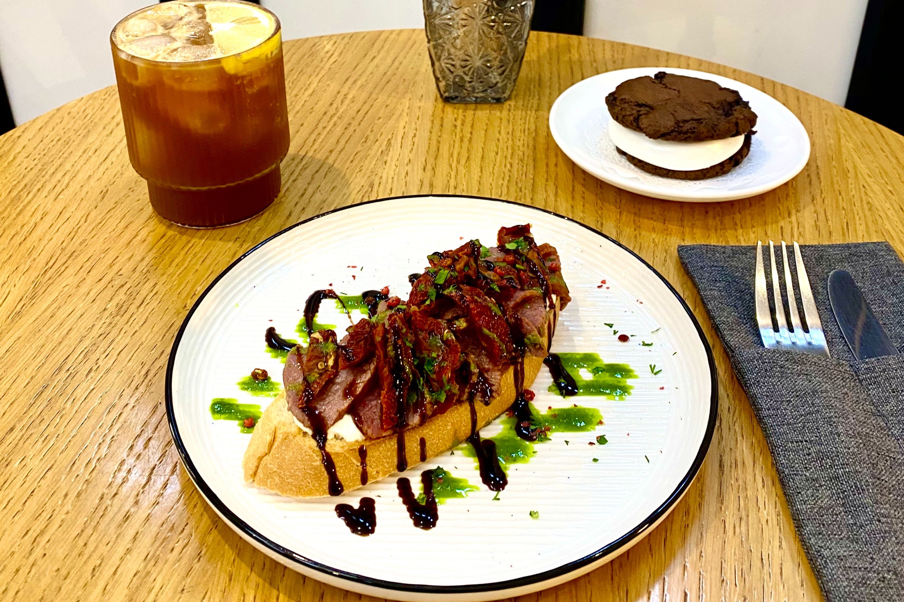 Брускетта с ростбифом и вялеными помидорами 