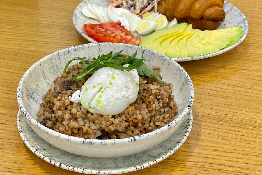 Гречневая каша с грибами, пармезаном и яйцом пашот
