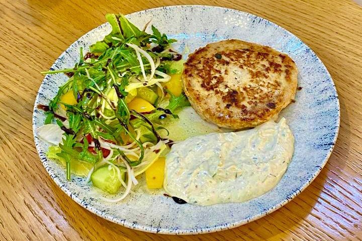 Бифштекс куриный с соусом Тартар и миксом салата