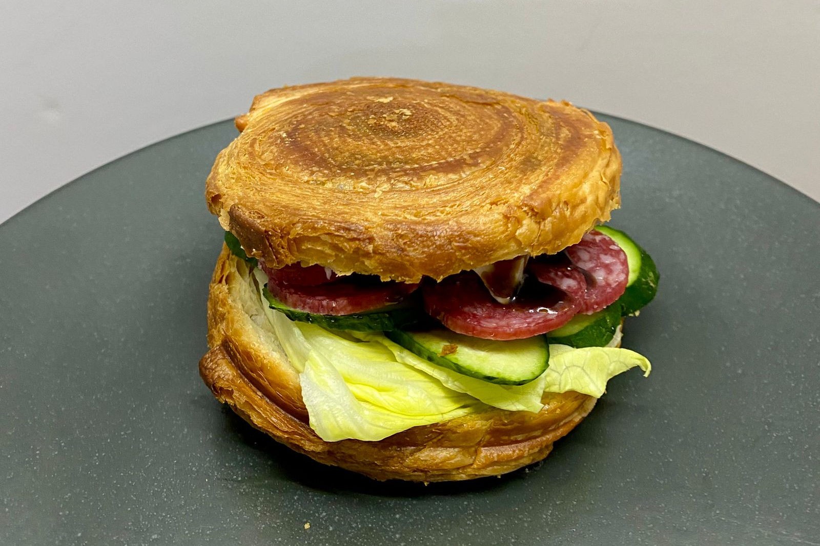 Хрустящий круассан с копченной охотничьей колбаской и сыром Чеддер 