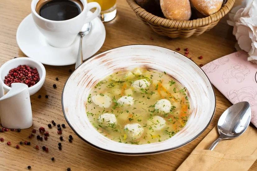 Консоме с куриными фрикадельками
