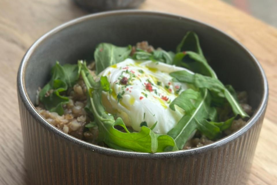 Гречневая каша с грибами, пармезаном и яйцом пашот