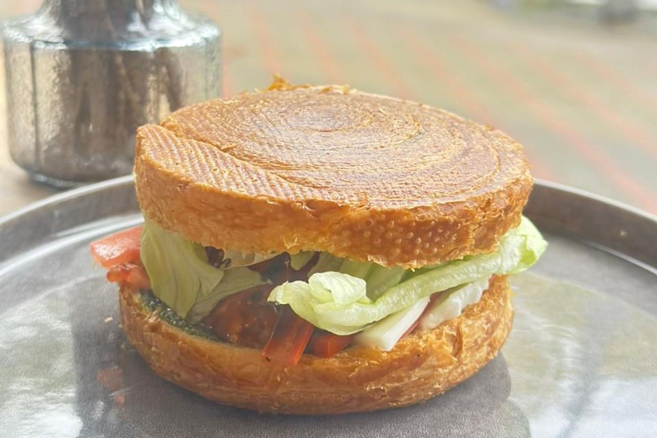 Хрустящий круассан с моцареллой и сочными томатами