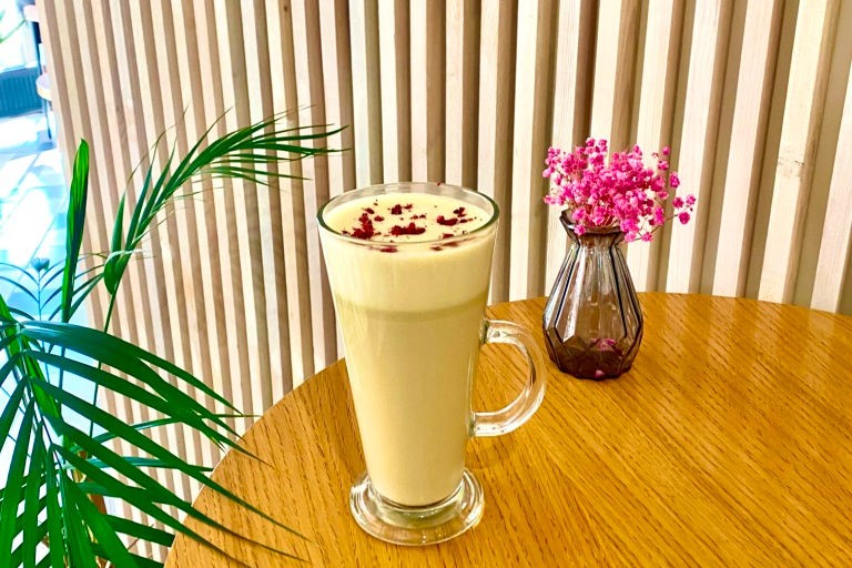 Раф с белым шоколадом, фисташковой пастой и малиной